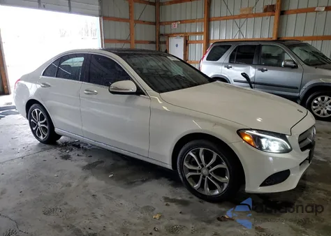 2015 Mercedes-Benz C 300 4Matic z USA, uszkodzony, nr VIN 55SWF4KB2FU093109